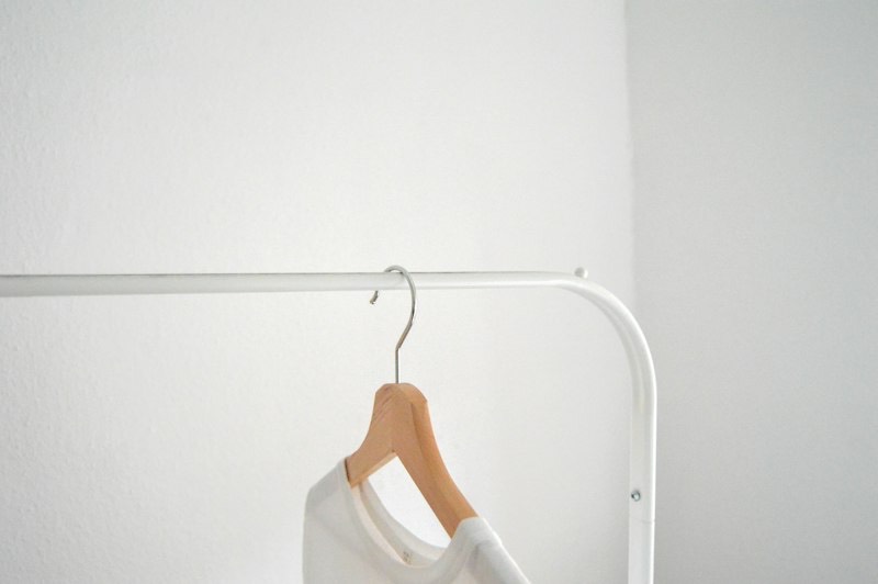 Chemise blanche sur un cintre