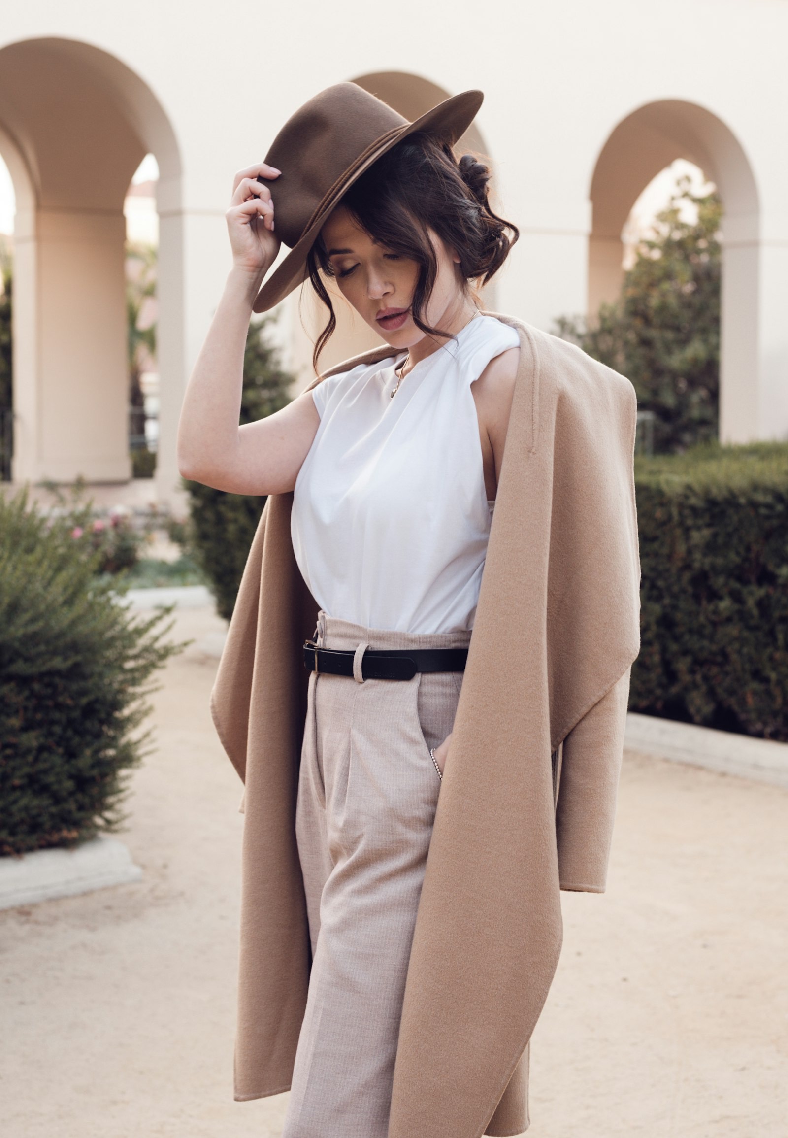 Mannequin en manteau camel et chemise blanche