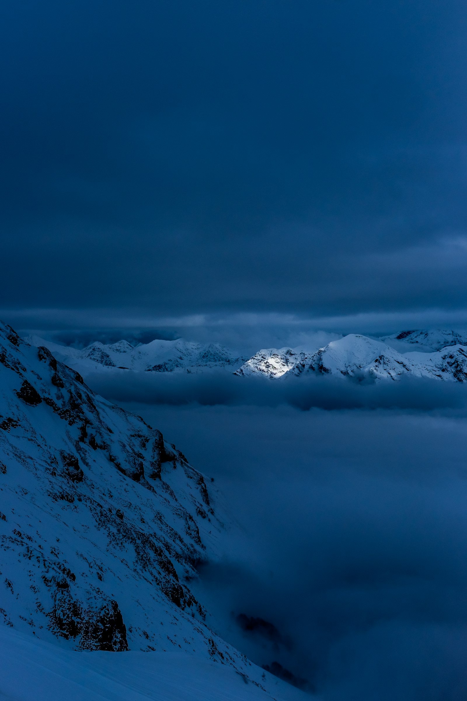 Montagnes enneigées sous un ciel bleu nuit