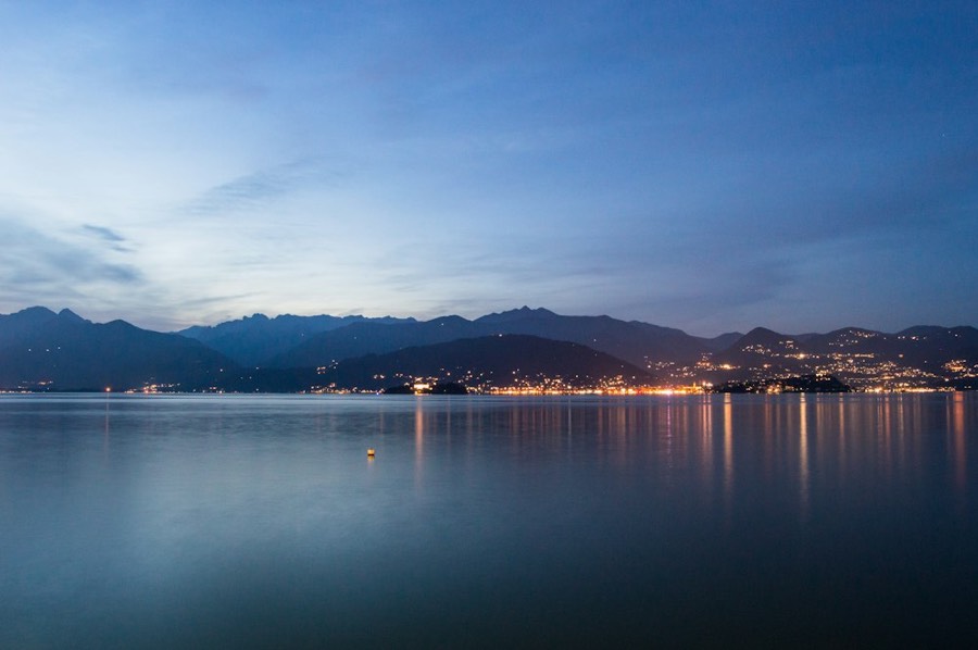 Lumières d'une ville sur la rive d'un lac de montagne
