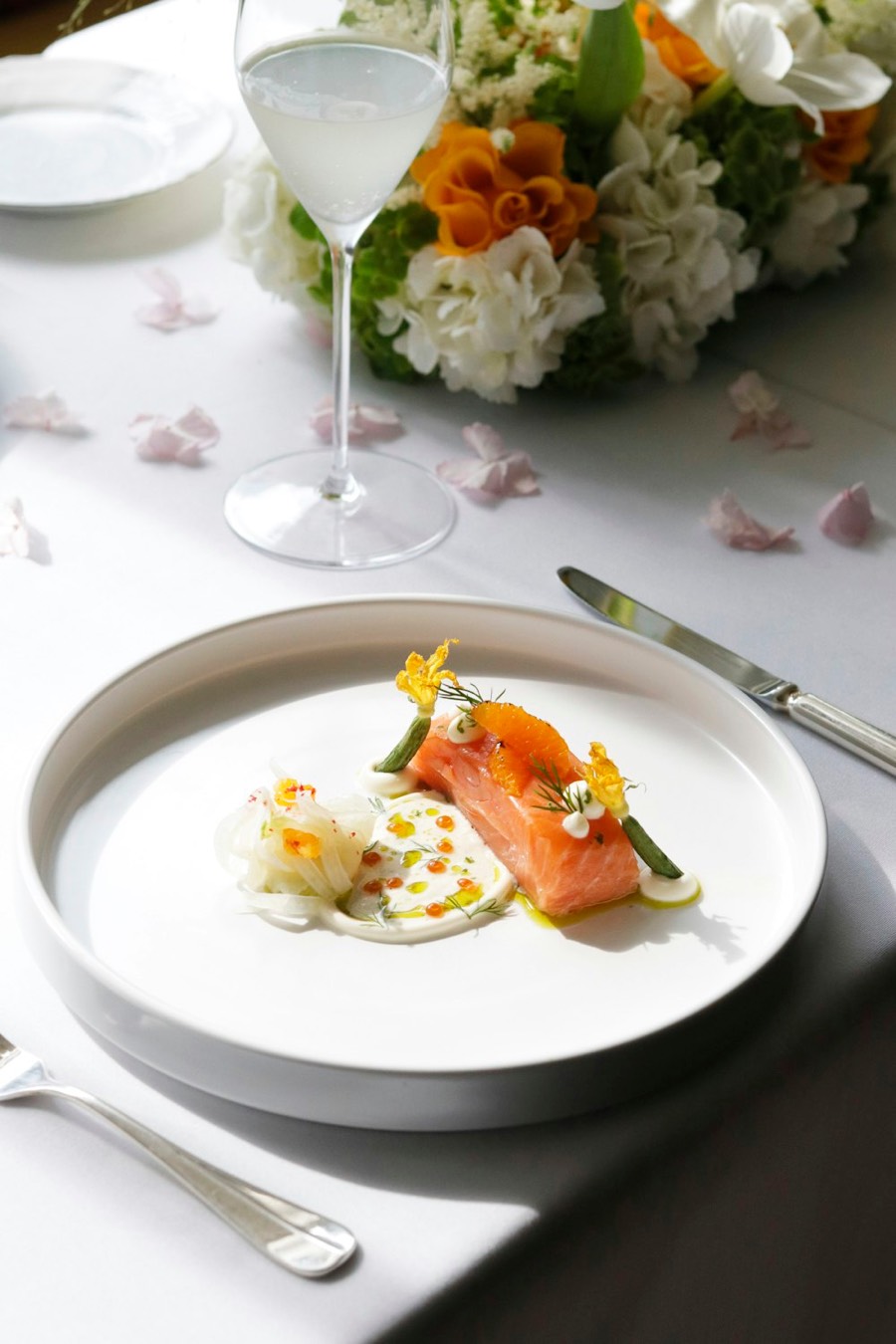 Saumon confit, pickles de légumes et fleurs