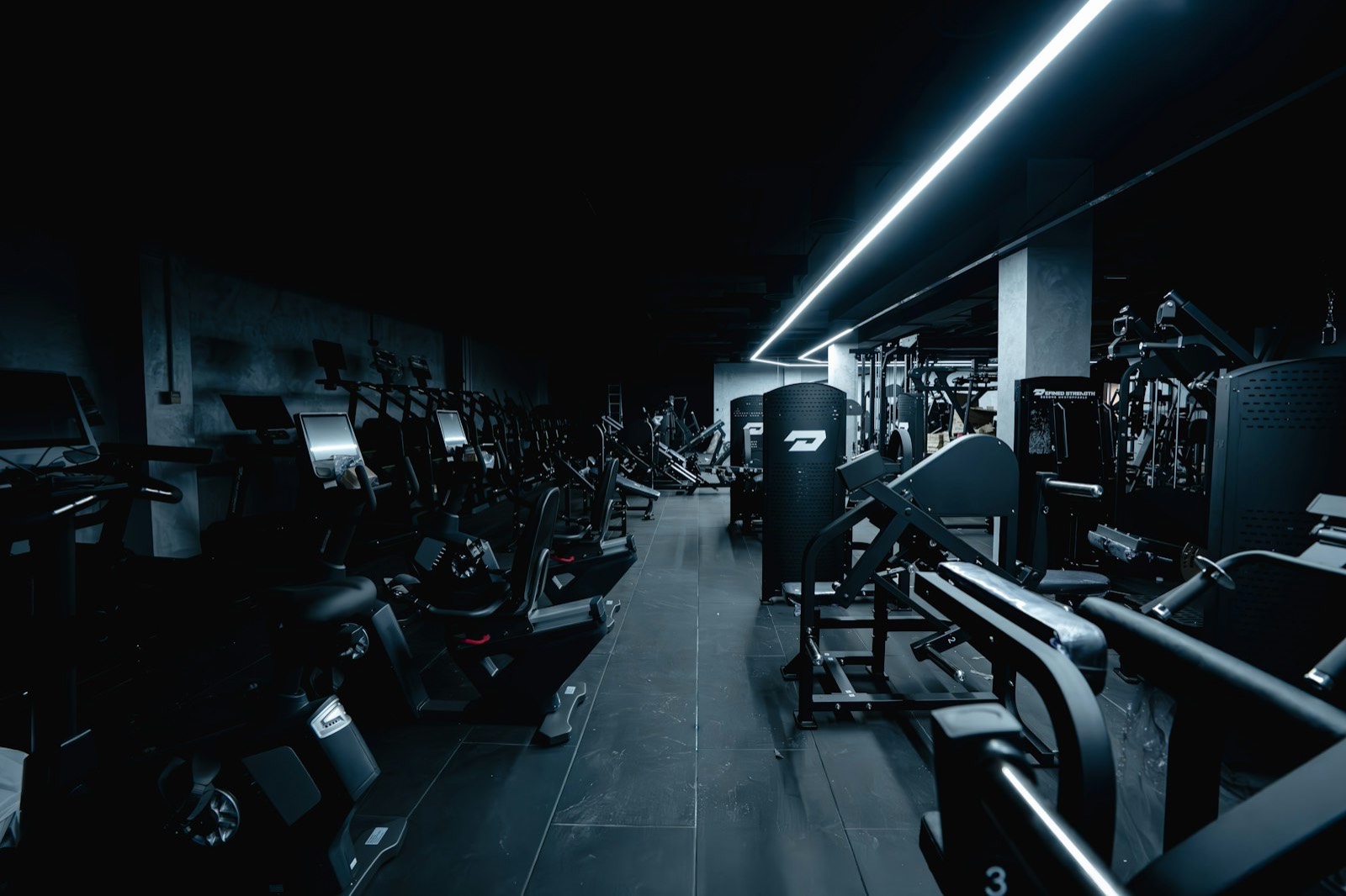 Plateau de musculation éclairé par des néons